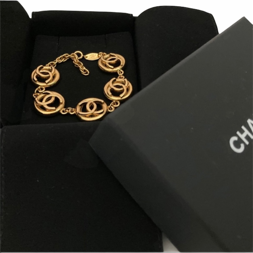 VINTAGE CHANEL CC Logo Gold Plated Bracelet Dainty - Picture 12 of 12